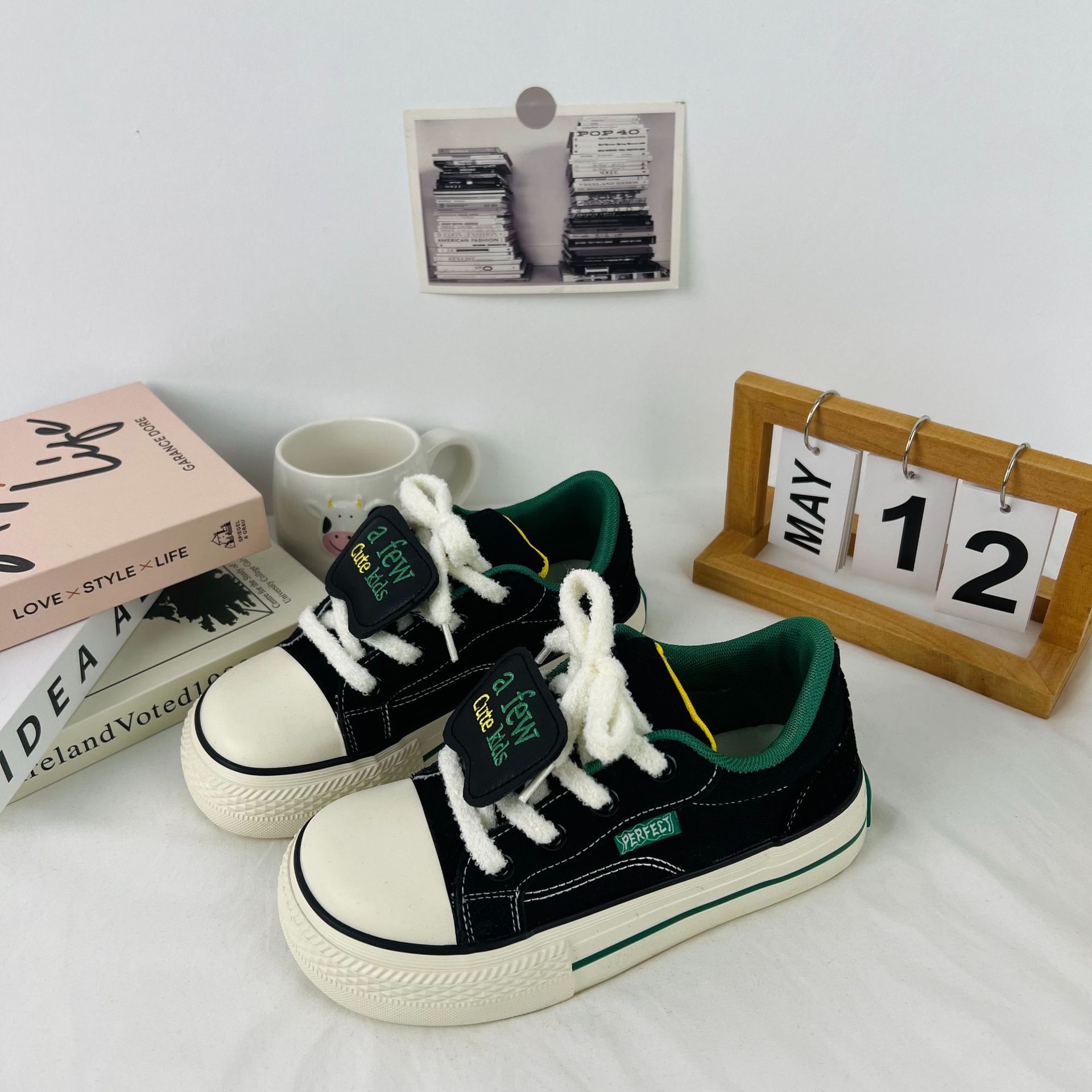 2024 estudiante de primavera Tiro callejero zapatos blancos de moda de las mujeres coreanas Harajuku estilo de Hong Kong zapatos de lona de punta cuadrada transmisión en vivo de las mujeres zapatos de mujer