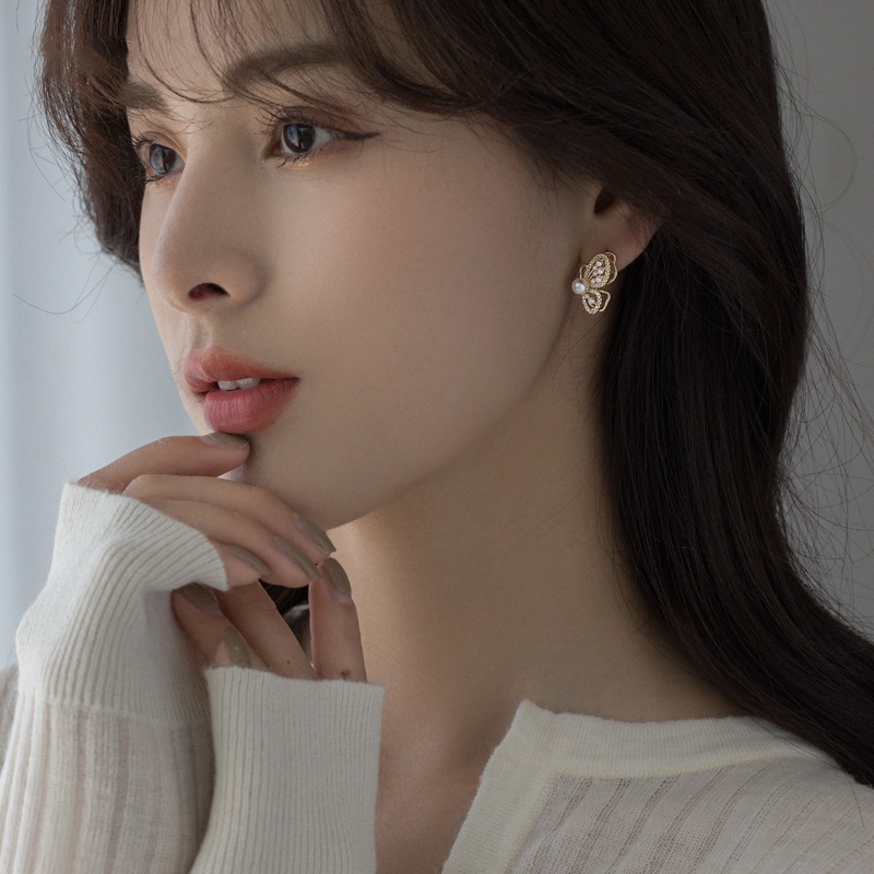 fashion hollow three-dimensional butterfly pearl earrings wholesale