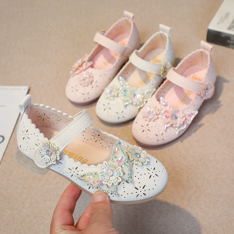 Девушки весной и осенью дикие кожаные туфли на мягком подошве полые летние кроссовки 2024 новые детские детские кроссовки принцессы на каблуках