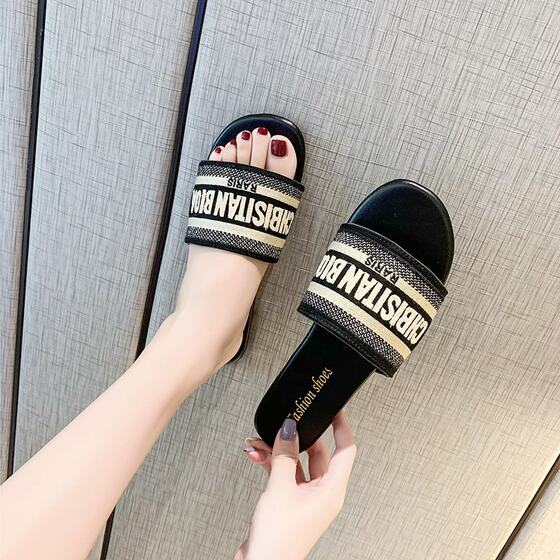Wearing sandals and slippers for women's fashion foreign trade 2025 summer new embroidery letters Joker D flat bottom non-slip word