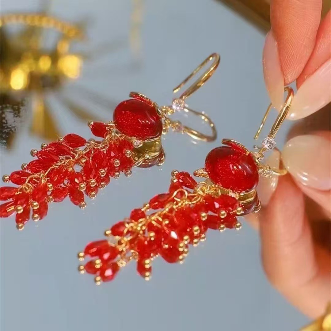 Nuevo estilo largo de zorro rojo gancho de orejas bordas lujosas lujosas mujeres delicadas sensación de alta calidad variedad pendientes de orejas de celebridades
