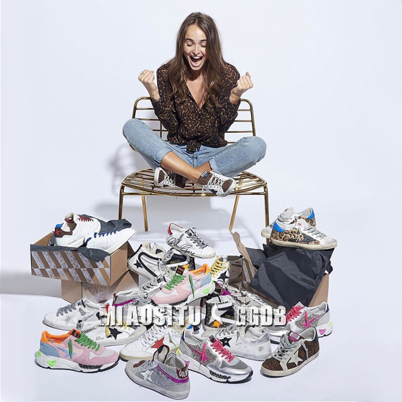 Zapatos blancos sucios 2024 nuevo estilo de cuero coreano, estrellas viejas, aumento de parejas, zapatos sucios casuales planos, mujeres