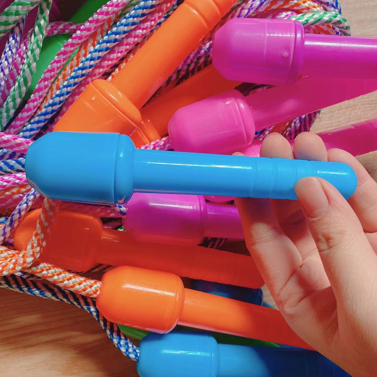 Mayorista de color engrosado cuerda de salto para niños jardín de infantes artículos deportivos manija de plástico estudiantes de primaria y secundaria granel de nylon image 5