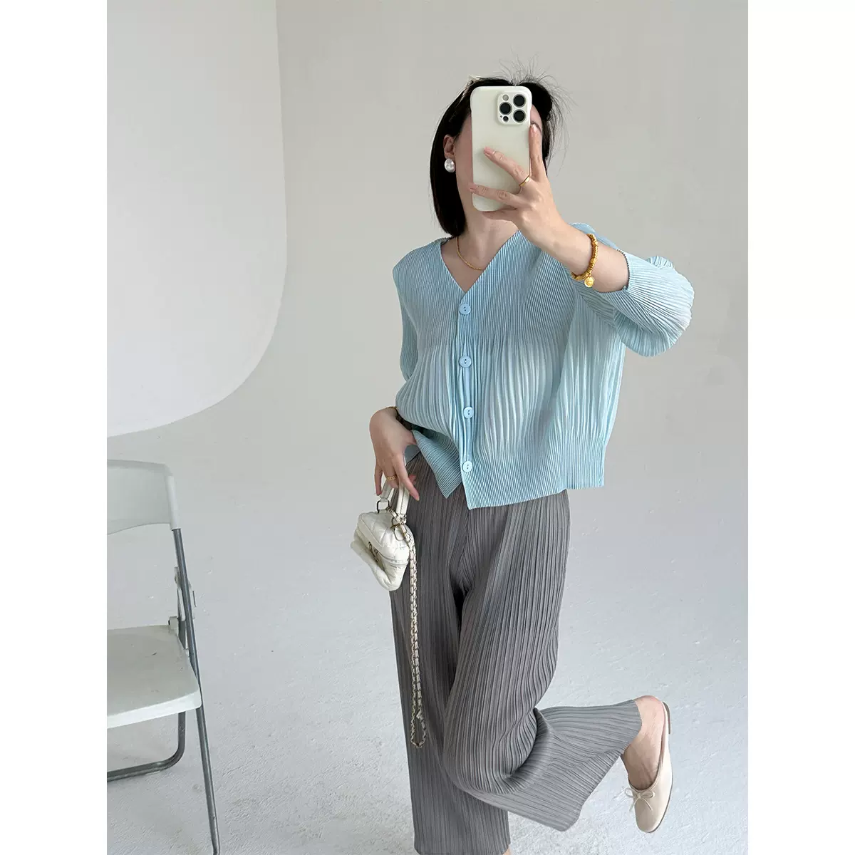 三宅2026新款度假风高端V领气质优雅衬衫褶皱纯色修身百搭上衣女