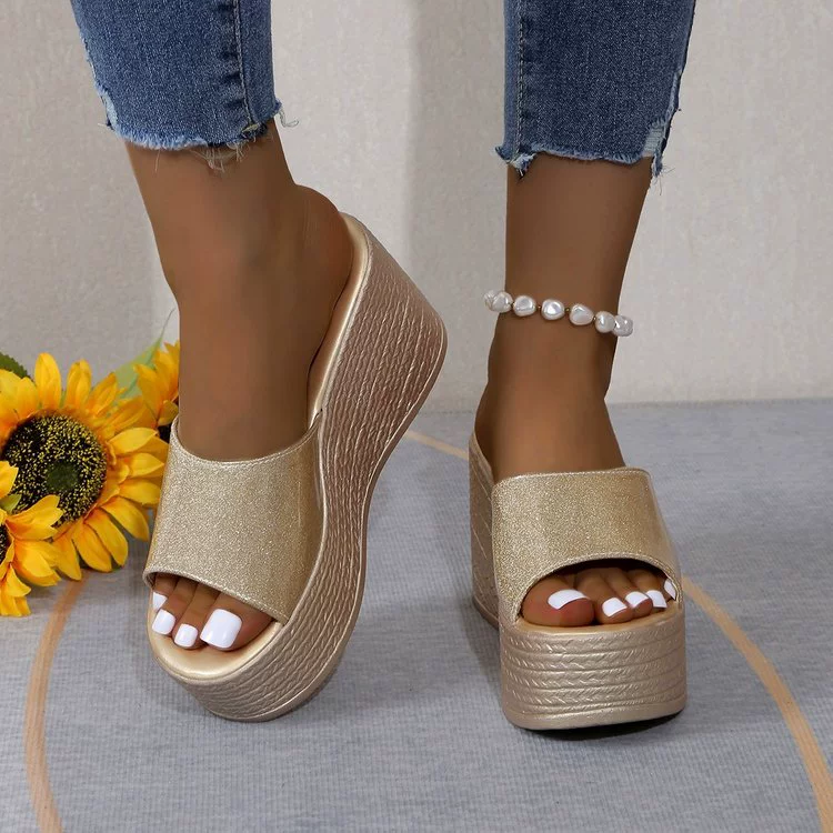 Летние новые шлепанцы с толстым дном на склоне