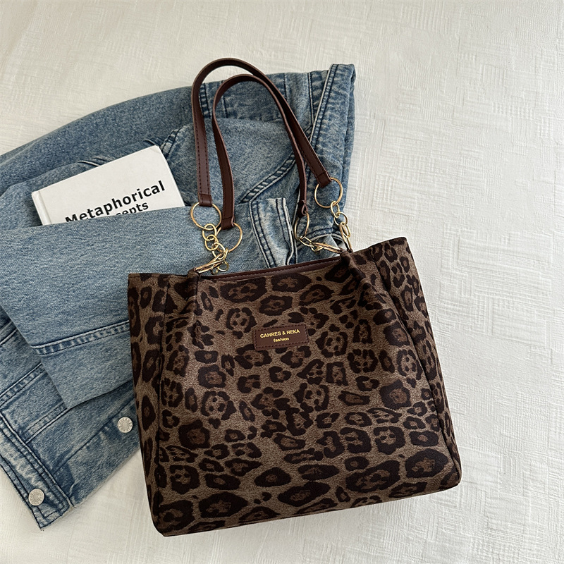 Bolsa de gran capacidad de leopardo para mujeres otoño y invierno 2024 nuevo tipo de bolso de hombro de moda extranjera versátil bolso de viaje retro