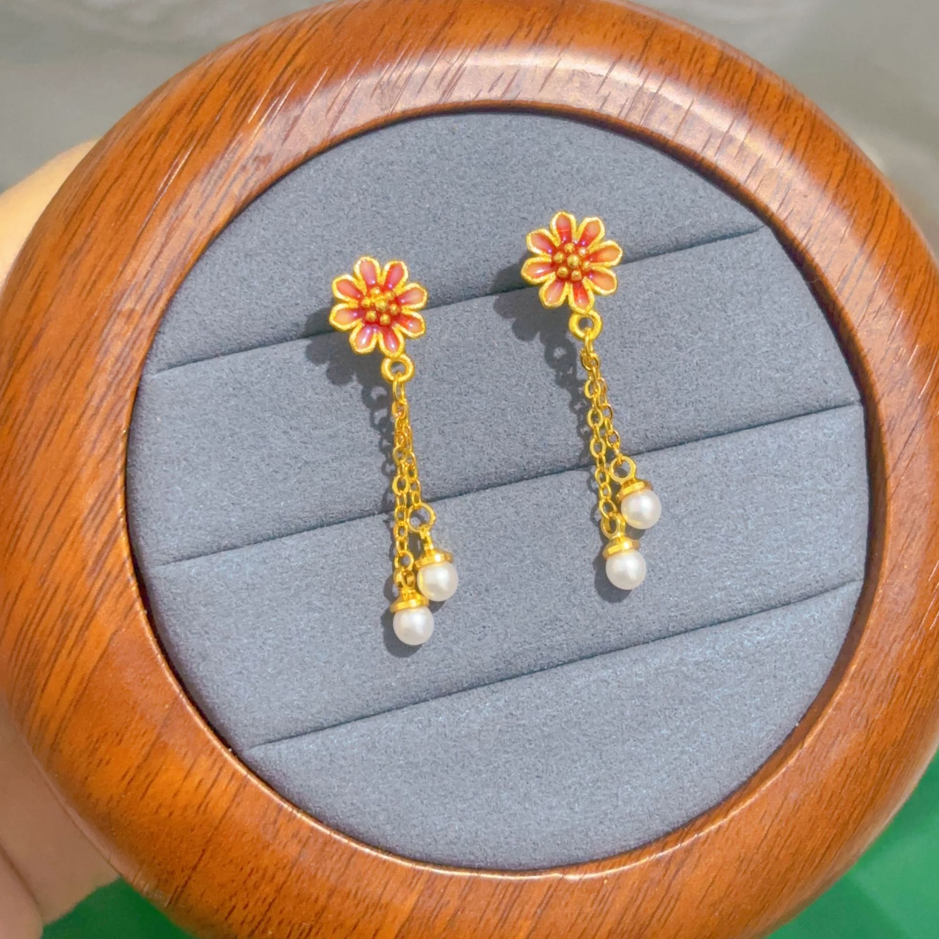 Collana con orecchini a forma di fiore con nappa in smalto dorato e doppia perla, adatta al temperamento, catena con clavicola in oro e sabbia._voghion.com