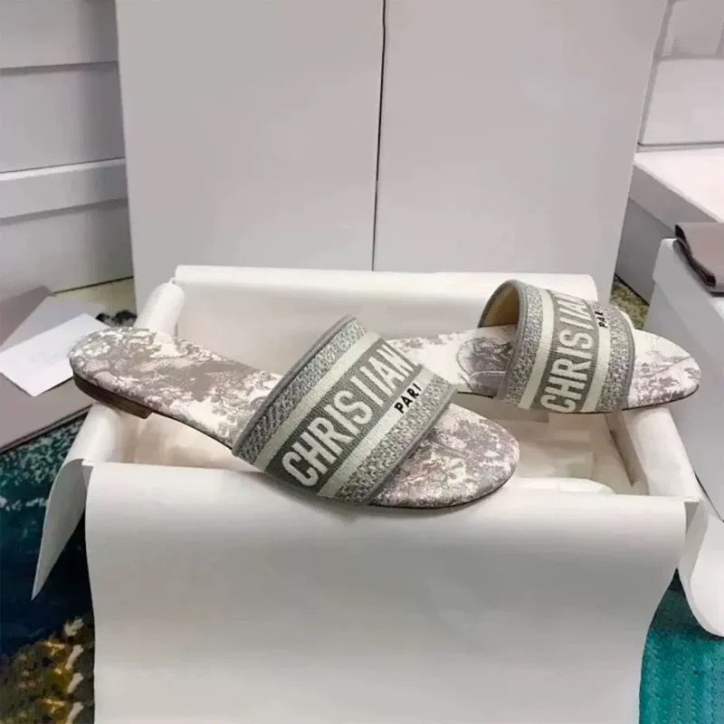 2025 verano D casa pantuflas bordadas mujeres que usan ropa exterior celebridad de Internet playa piel de oveja con zapatillas de diamantes de imitación de tacón medio mujeres