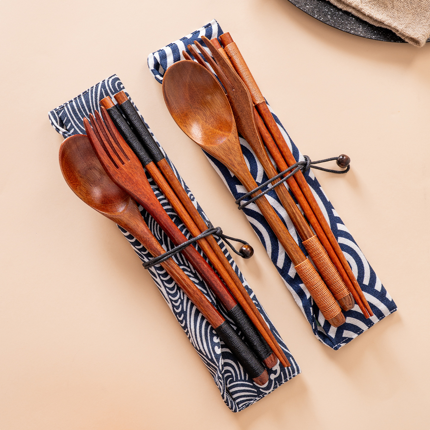 Mo Ming estilo japonés 22,5 cm palillos de madera tenedor cuchara juego de tres piezas palillos domésticos de cocina bolsa de tela de almacenamiento de alambre de red