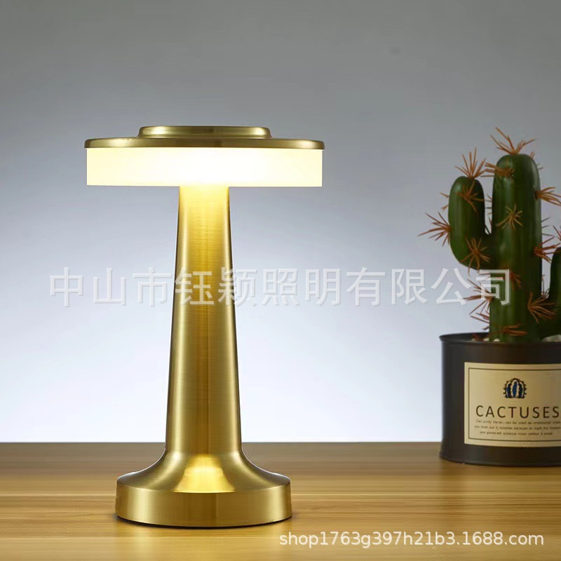 공장 직접 공급 LED 금속 책상 램프 창조적 인 카페 바 장식 충전 USB 분위기 야간 조명