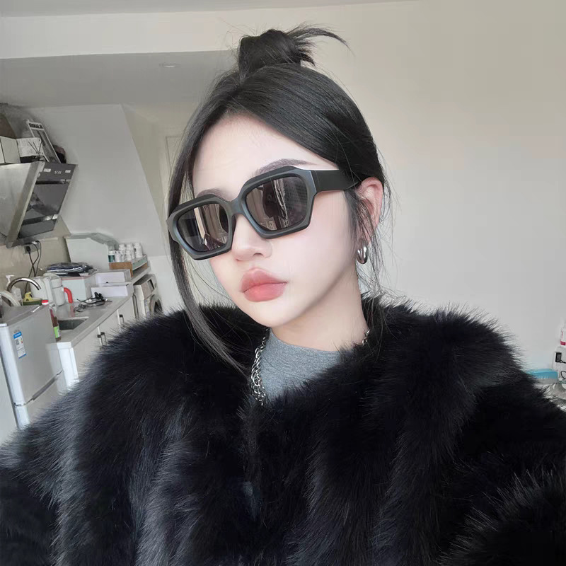 Europeo y americano frío caliente chica calle de alto grado gafas de sol esmerilado elegante marco cara-mirando pequeña moda todo-fósforo gafas de sol