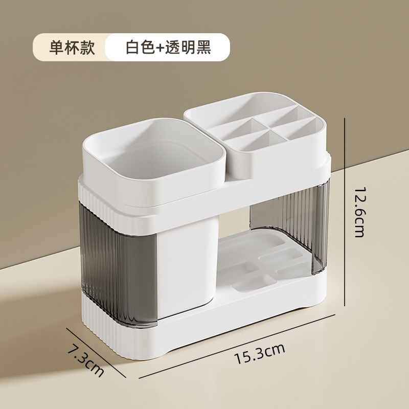 El baño de la Mesa de lavado de la pareja simple contiene un estante de taza de cepillo de dientes, un estante de taza de enjuague bucal de plástico, un estante de mesa de pasta de dientes.
