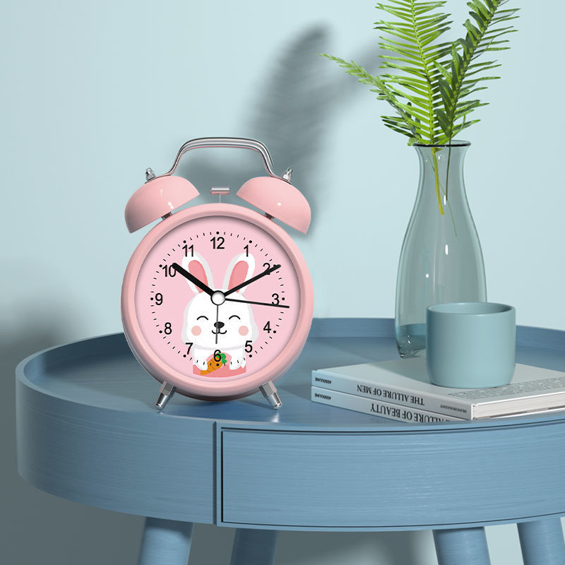 알람 시계 학생들은 2024 개의 새로운 데스크톱 디지털 시계 바탕 화면을 얻습니다. 어린이 소년과 소녀는 학교에 가서 경보를 울립니다.