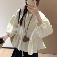 フランスのハスの葉の縁の裾の灯籠の袖のシャツの女性の春のデザイン感の小さい大衆はゆったりしていてやせている日焼け止めの上着を現します。
