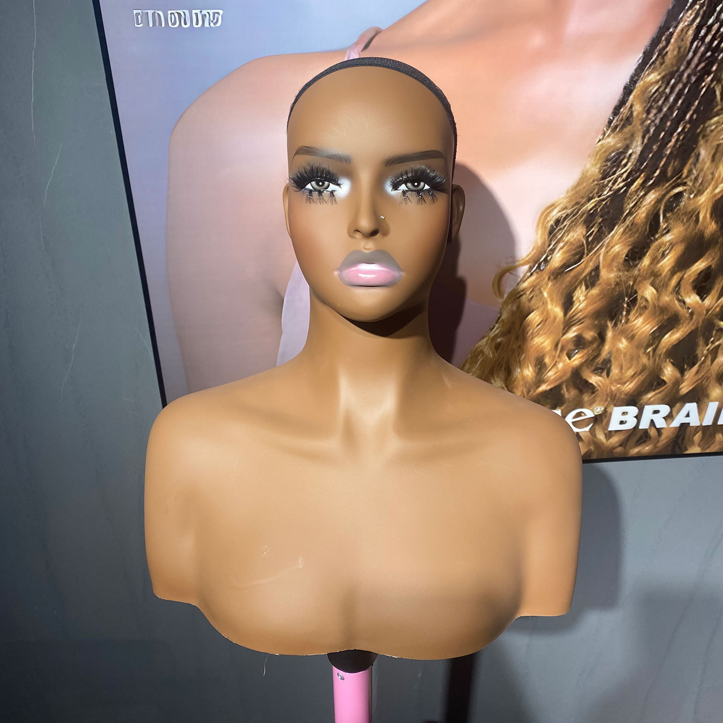 Europeos y estadounidenses pelucas muestran cabeza de modelo de PVC maniquí cabeza de ventana accesorios maniquí cabeza