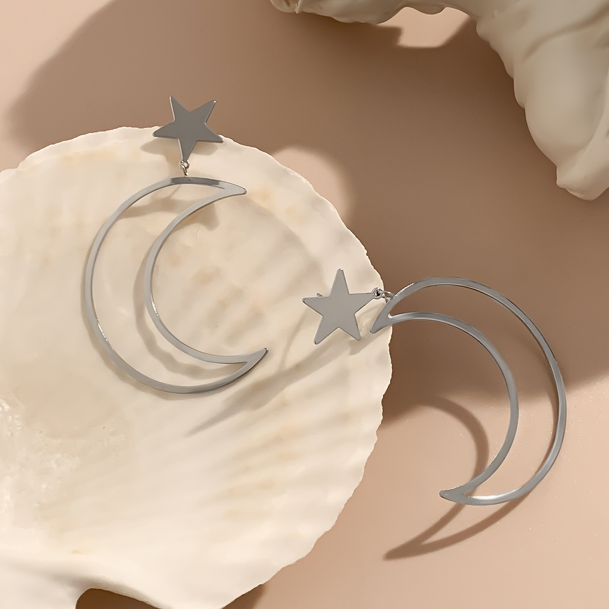 Boucles d'oreilles en métal polyvalentes pour femmes, style ethnique, minimaliste, creuses, en forme de lune, à la mode, douces et cool_voghion.com