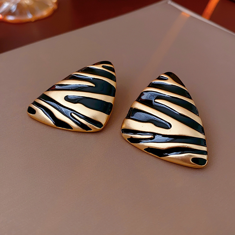True gold electroplated silver needle black pattern earrings