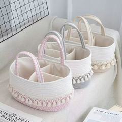 赤ちゃんのおむつのかごのおもちゃはかごを収納します。