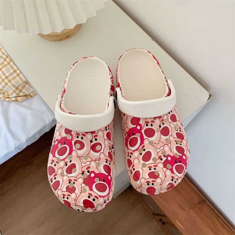 Croc Shoes for Women, Suitable for All Seasons, Indoor and Outdoor Wear, Strawberry Bear Cartoon Cute Design, Soft and Comfortable Nurse Shoes, Sandals and Slippers for Summer