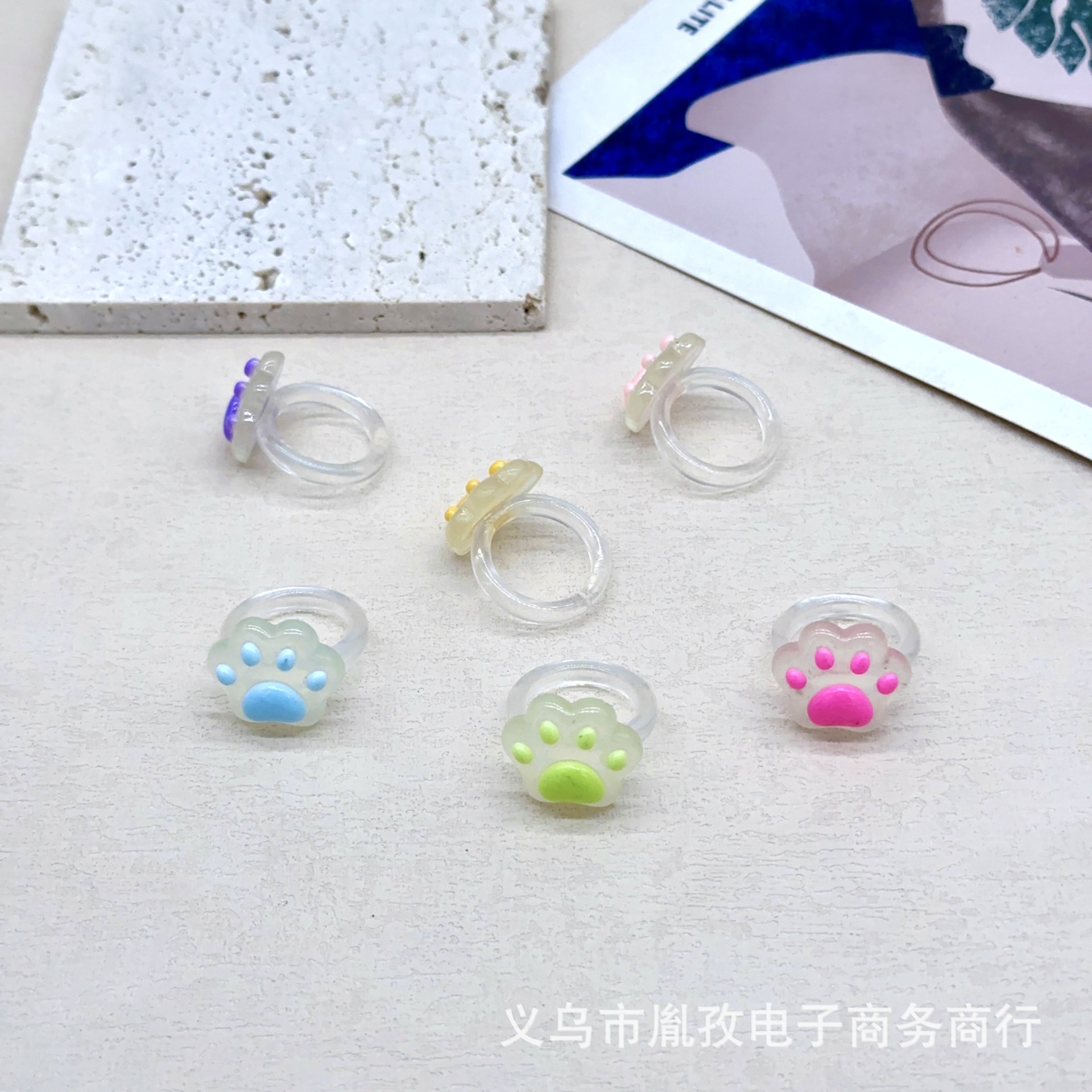 Nuevo transparente luminoso gato de dibujos animados Palma garra de gato Oso De Palma anillo de resina linda chica Linda joyería de joyería Linda