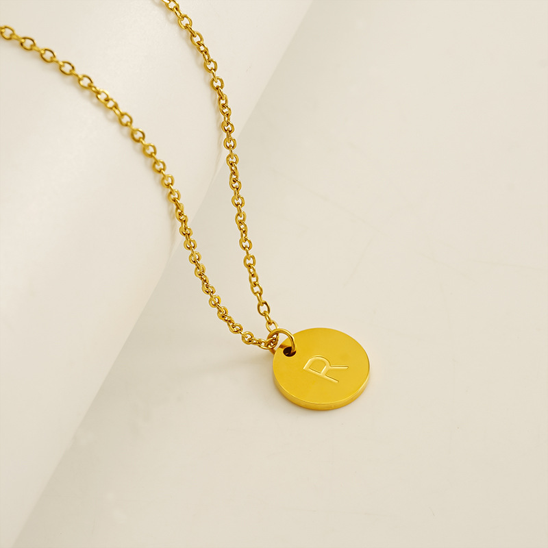 Europa y los Estados Unidos venta caliente alta sensación de colgante de letras de acero inoxidable collar de oro de acero titanio inglés al por mayor cadena clavícula