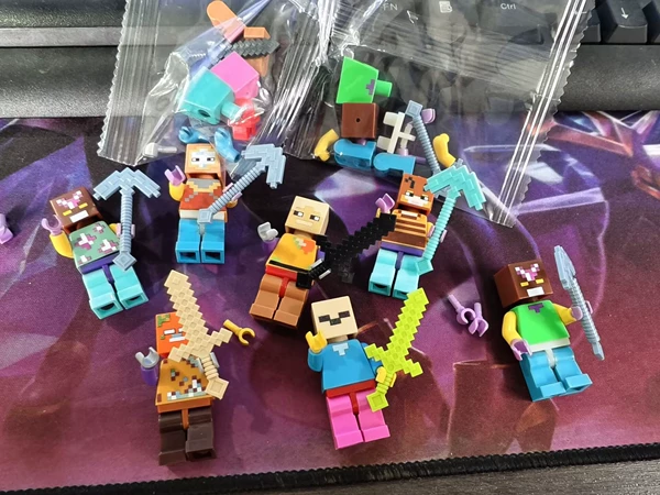 Building Block World Toy Figure [Randomly Sent]