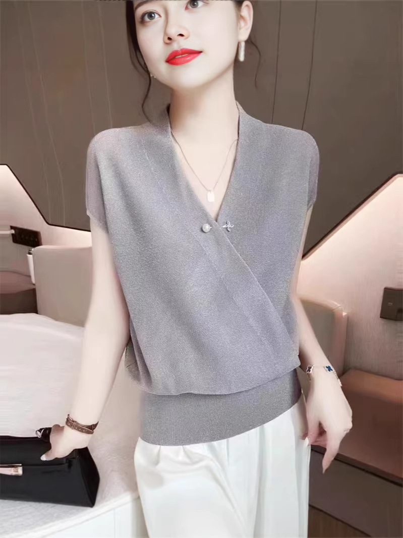 Áo len nữ cổ V chéo cài nút ngọc trai, tay ngắn, viền gân, phong cách mùa hè — màu xanh nhạt