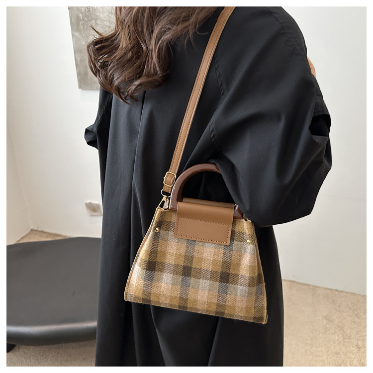 This is a trendy and stylish single-shoulder underarm bag with a contrasting color for the autumn of 2024. It features a unique design and is retro and individualistic undefined