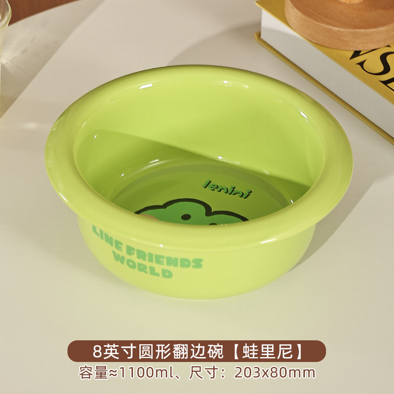 ブラウン熊はハンドル付きの陶磁器焙煎チーズグラタンを持っています。|undefined