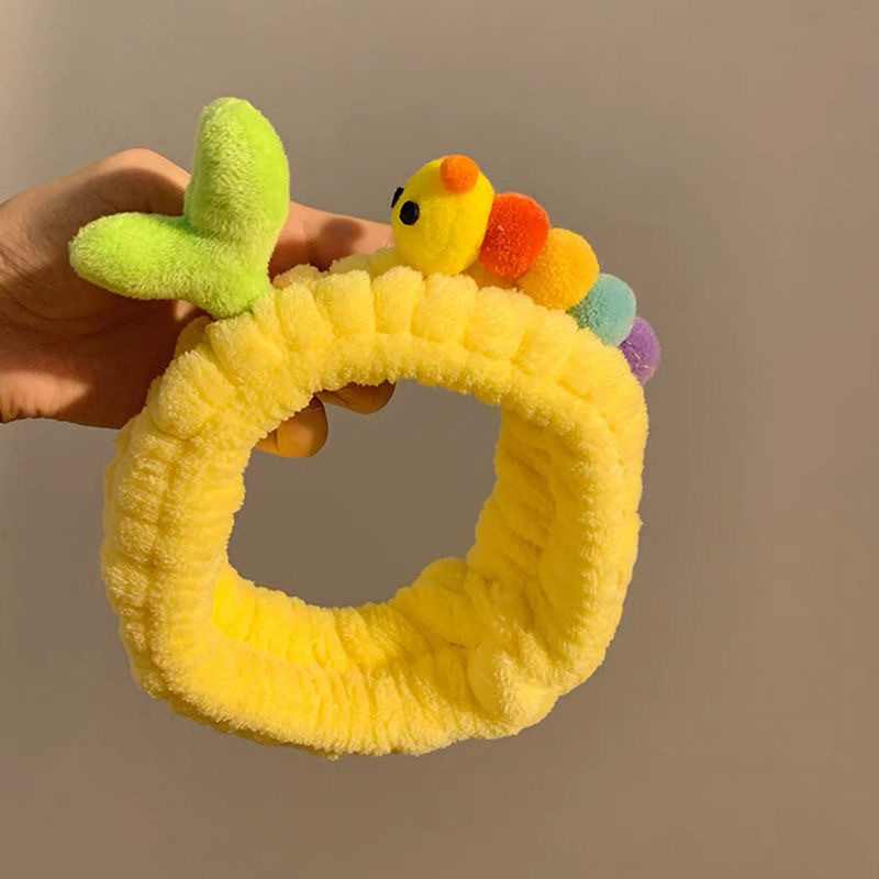 顔を洗って髪を洗って新型の少女の韓国の化粧をつけてマスクの専用のカチューシャをつけます。