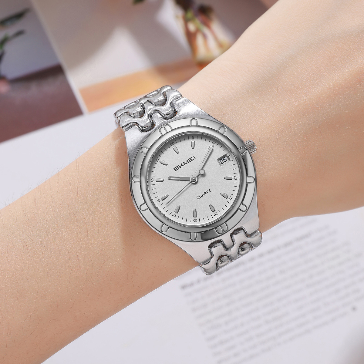 Momento de belleza dama reloj de cuarzo impermeable acero calendario reloj de pulsera lujo ligero de negocios ocio reloj de mujer regalo al contado transfronterizo