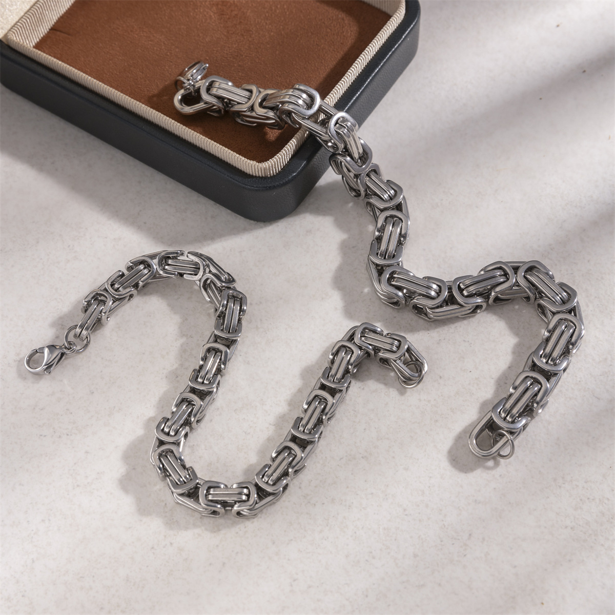 Tena pulsera de acero inoxidable de estilo europeo y americano, lujo ligero, sensación de alta calidad, acero de titanio de todo fósforo, cadena cubana, estilo explosivo transfronterizo, joyería a mano para mujer