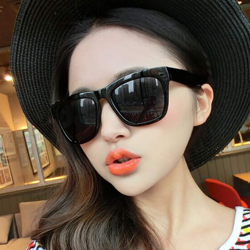 Small retro trend square sunglasses for men and women