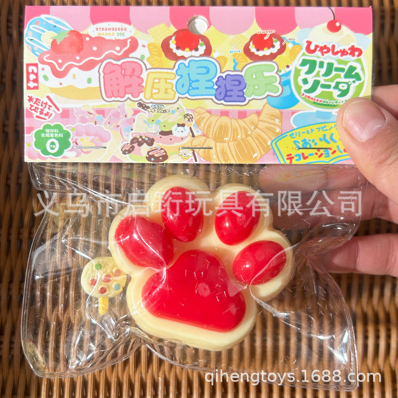 크고 빨간색과 노란색 고양이 발톱