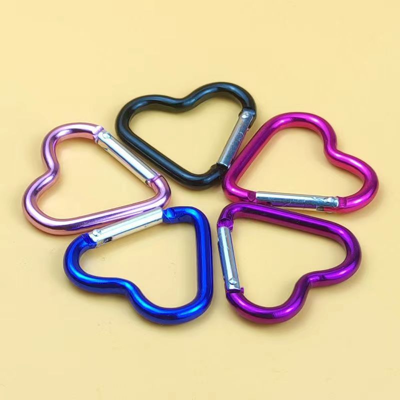 Directo de fábrica de alta calidad en forma de corazón de aleación de aluminio mosquetón colgante al aire libre hebilla colgante rápido llavero de color en stock