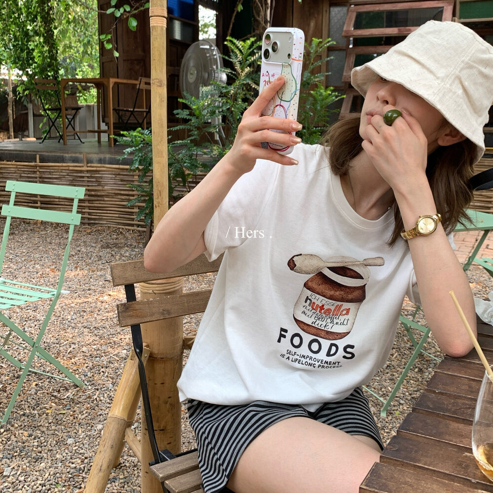 Áo thun nữ cổ tròn in họa tiết sô-cô-la hoạt hình, phong cách Hàn Quốc, form rộng suông — trắng ngà, màu xám, màu mơ