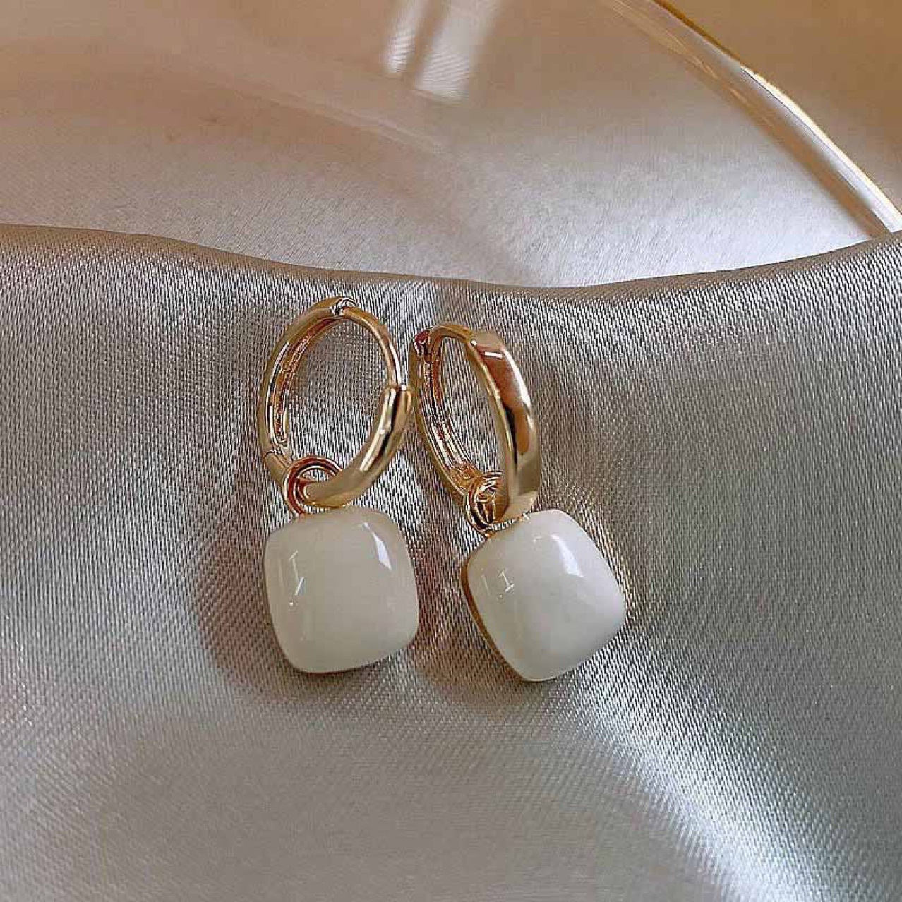 A Versatile Retro Heart-Shaped Square Ear Cuff 2022 New Trendy Niche Design High-End Luxury Earrings for Autumn and Winter