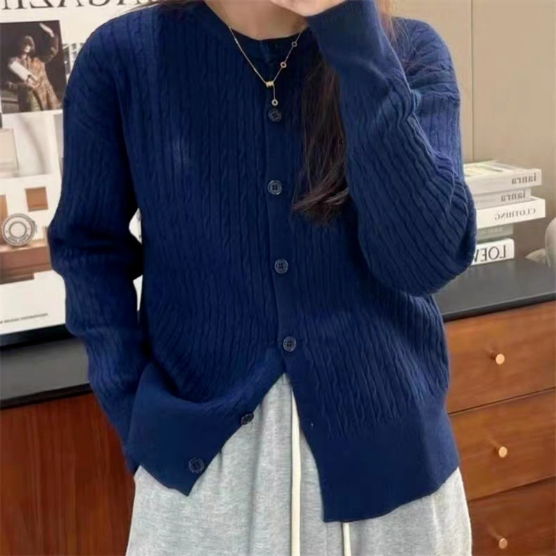 丸首の短い麻花春秋ニットの新作秋冬セーターの外にカーディガンの純色のコートの上着を着てファッションします。|undefined
