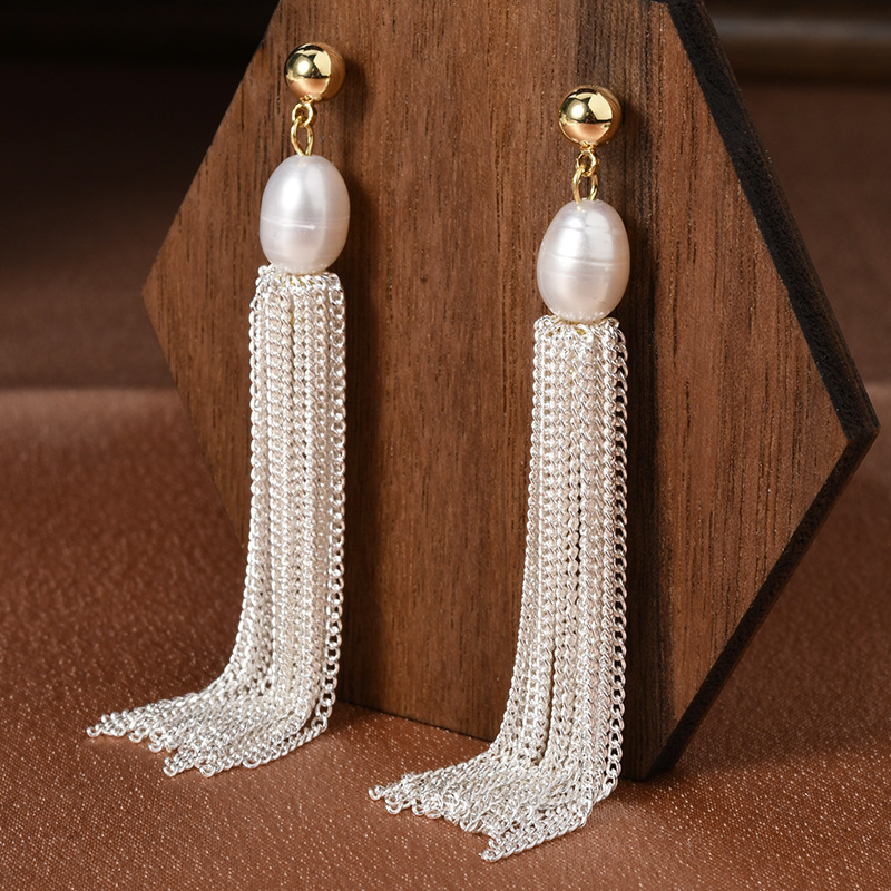 Orecchini pendenti baroque con perla e lunga catena elegante_voghion.com