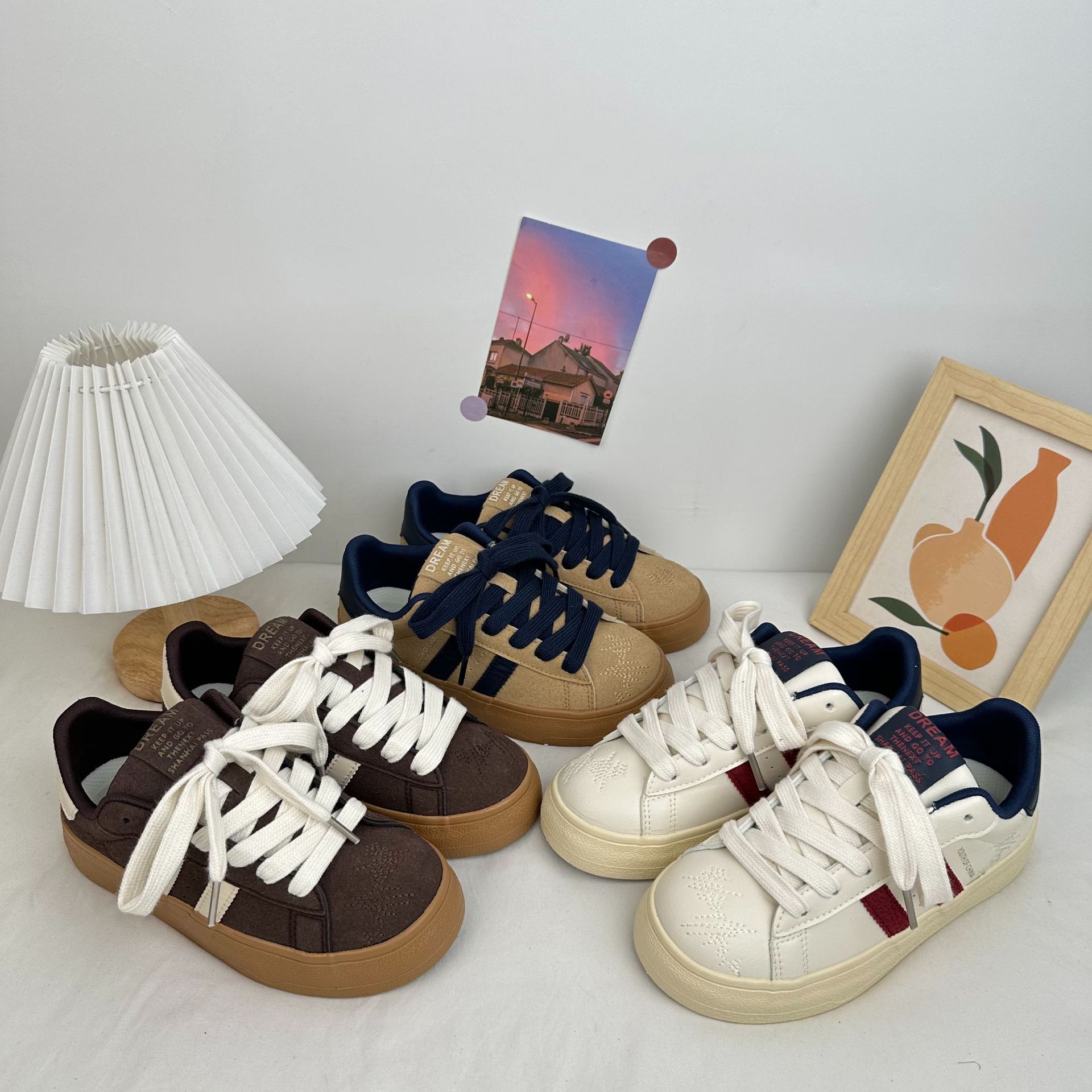 Yuanbo versión coreana de pequeños zapatos blancos zapatos de cuero para mujer zapatos de lona arco iris 2024 nuevos zapatos casuales de todo fósforo para el cabello