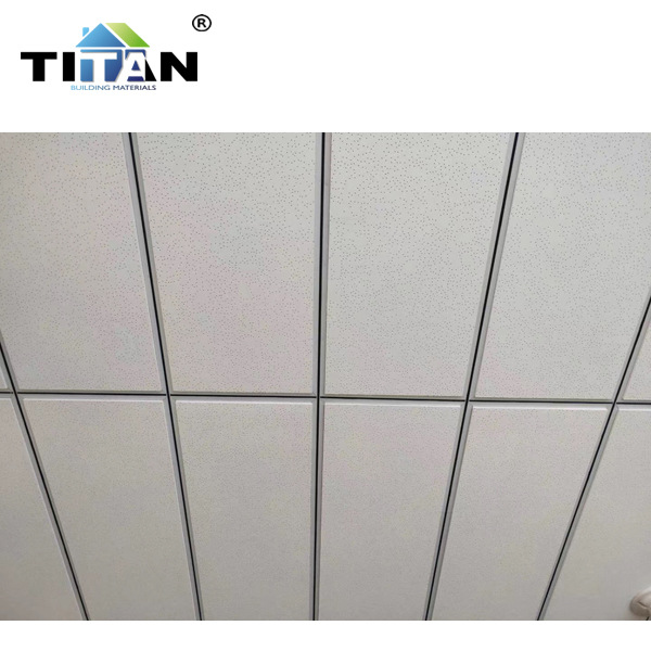 600*600 Tablero de lana mineral que absorbe el sonido Tablero general Techo de lugares públicos Tablero de aislamiento acústico antibacteriano Techo a prueba de humedad