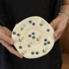 Маленький синий цветок, черника, блюдце 16 см