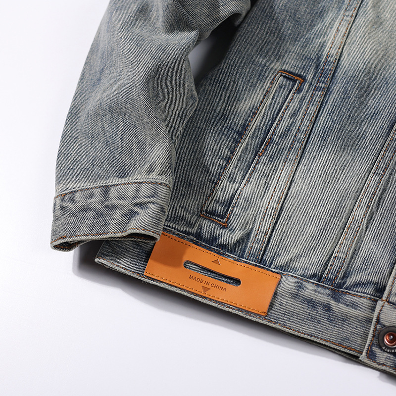 Herr jeansjacka i lokomotivstil vårmode med broderi_voghion.com
