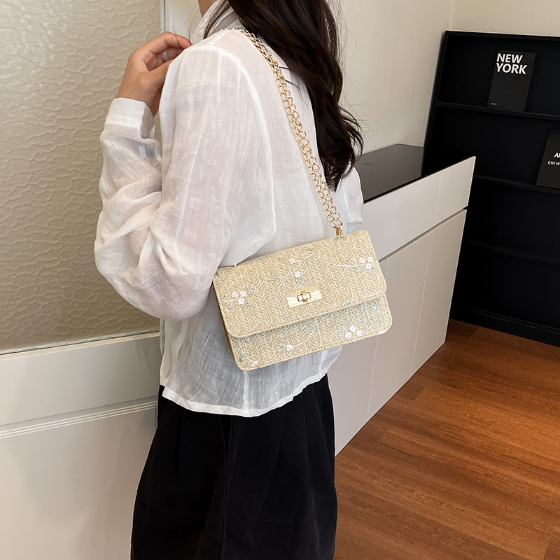 Bolsa de paja de primavera para mujeres 2026 nueva pequeña flor de encaje fresco tejido bolsa de silla de nicho mochila de hombro