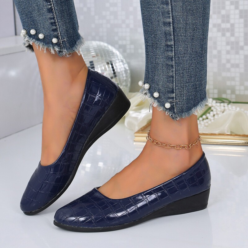 2026 foreign trade large size women's wedge shoes, crocodile pattern shallow slip-on shoes, women's soft leather comfortable slip-on casual shoes