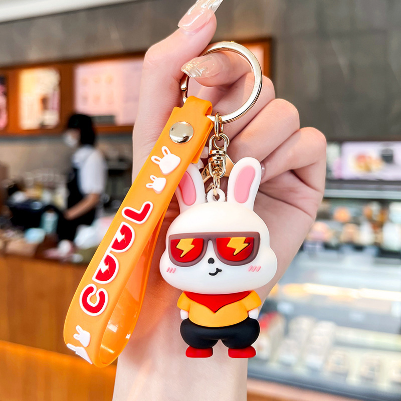 Venta directa de fábrica llavero colgante pequeño muñeca tridimensional llavero de coche mochila escolar colgante puesto al por mayor productos pequeños