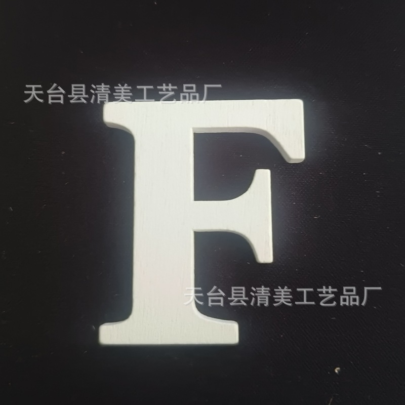 Nuevos productos transfronterizos Decoración navideña Colgante de hoja de madera Artesanía de madera Colgante pequeño Colgante de costura a cuadros negro y rojo