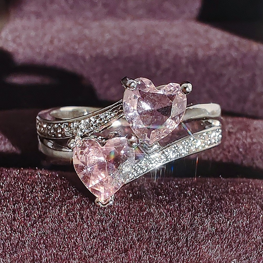 Ring with stone with zircon heart shaped
