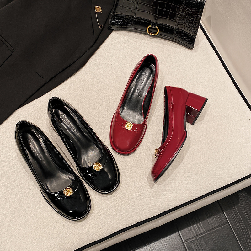 Uva mamá mismo estilo 2024 primavera nuevo exquisito Camelia cuadrado punta redonda tacón grueso slip-on Lefu zapatos de cuero pequeños para las mujeres