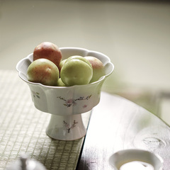 High- stemmed lotus- petal pedestal plate set, small and fresh, with delicate floral patterns, home- use ceramic tea and snack plate, Japanese- style high- stemmed snack and fruit plate